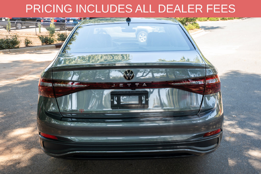 Used 2025 Volkswagen Jetta SE FWD image 4