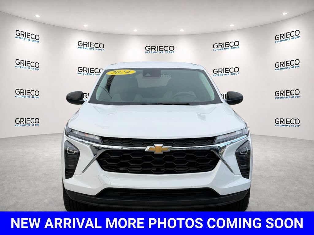 Used 2024 Chevrolet Trax LS FWD image 2