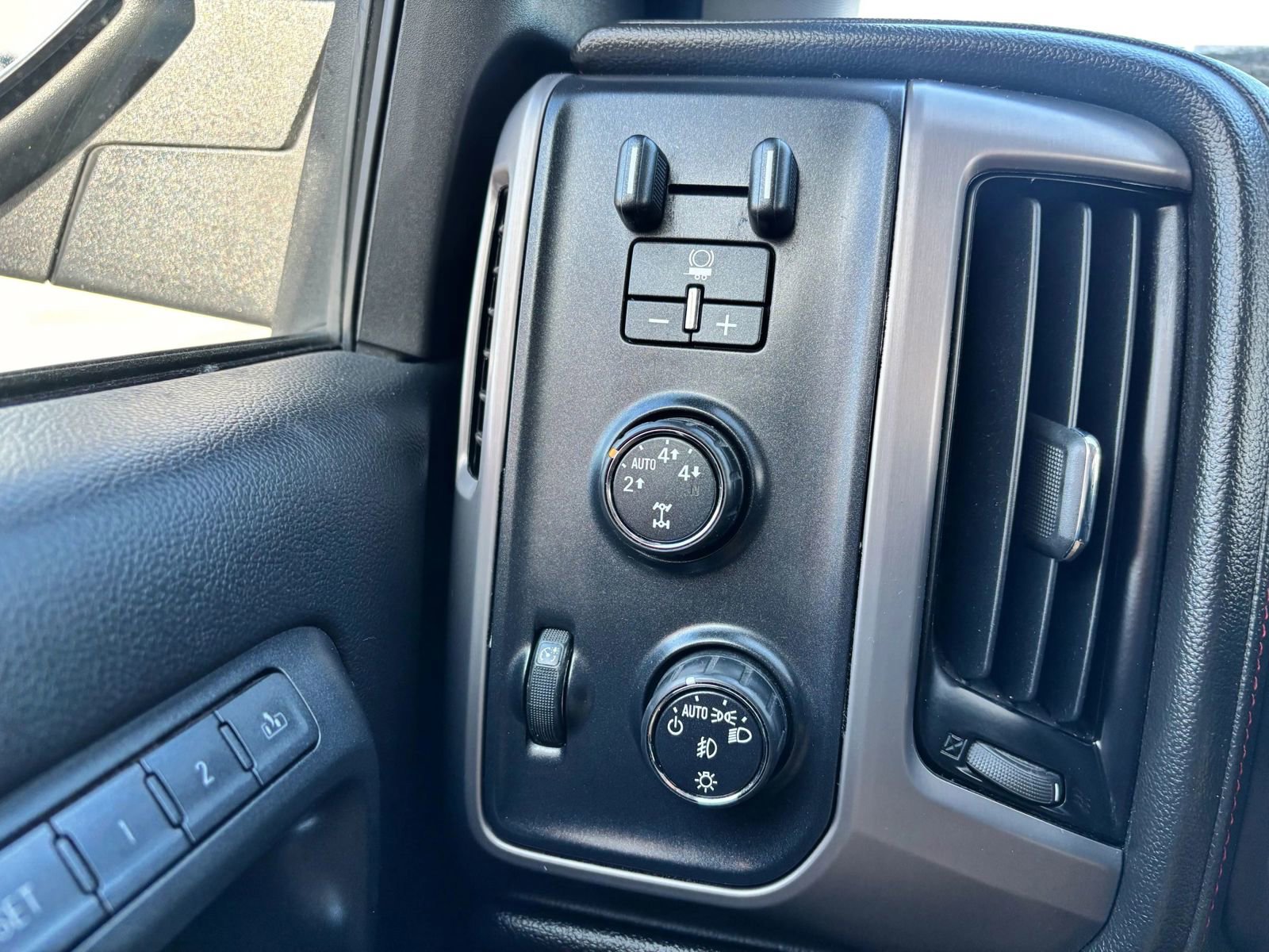 Used 2015 GMC Sierra 1500 SLT w/ All-Terrain Package AWD/4WD image 30