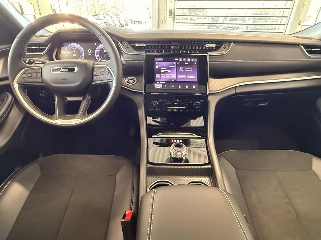 Used 2025 Jeep Grand Cherokee Altitude AWD/4WD image 23