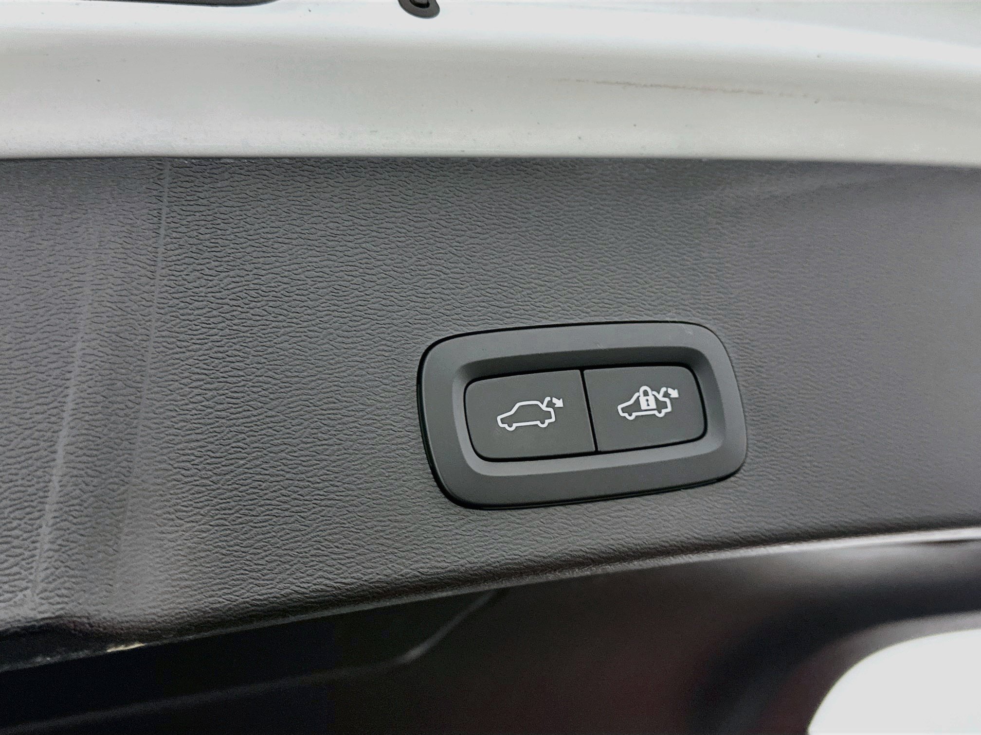 Used 2025 Volvo XC40 B5 Plus AWD/4WD image 31