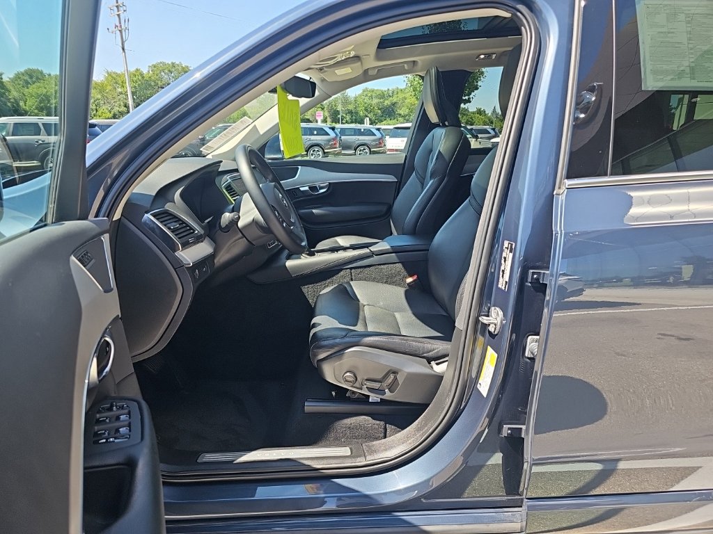 Used 2022 Volvo XC90 T5 Momentum AWD/4WD image 9