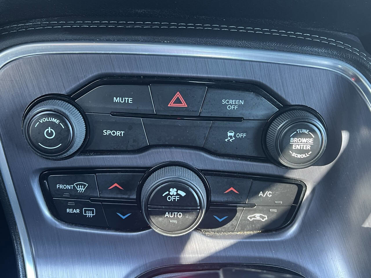Used 2018 Dodge Challenger SXT image 40