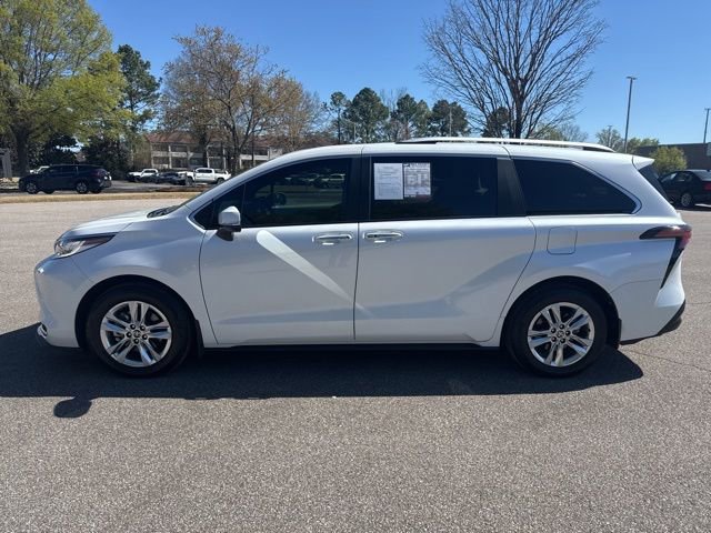 Used 2025 Toyota Sienna Limited image 2