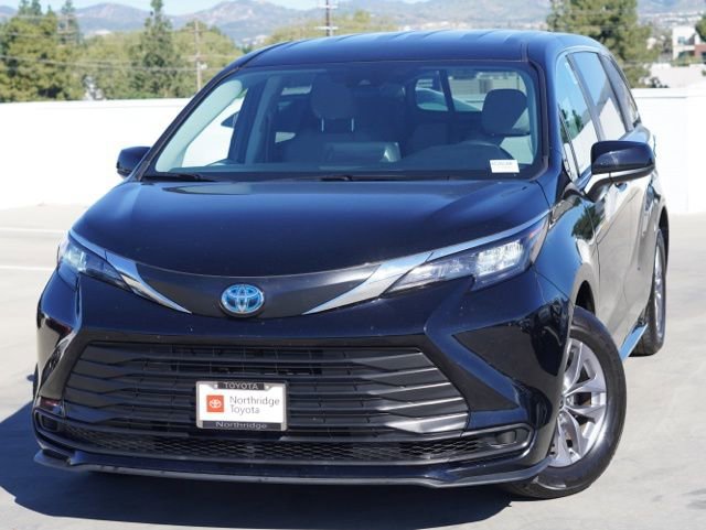 Certified 2024 Toyota Sienna LE image 5