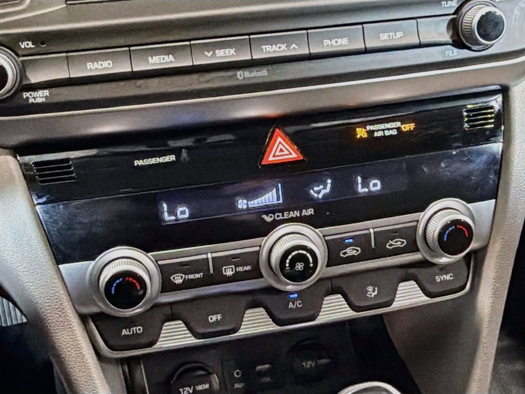 Used 2020 Hyundai Elantra SE FWD image 17