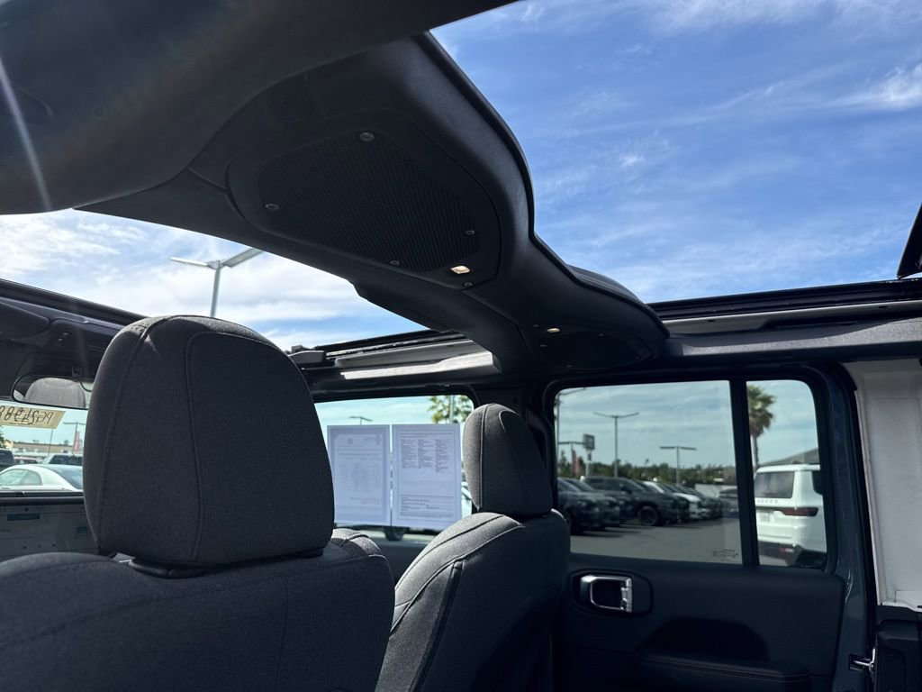 Certified 2025 Jeep Wrangler Unlimited Sahara w/ Safety Group image 19