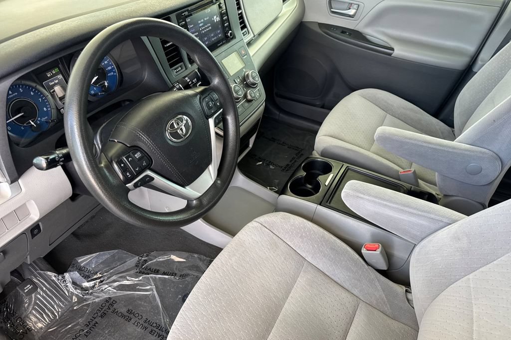 Used 2020 Toyota Sienna LE w/ LE Preferred Package FWD image 12