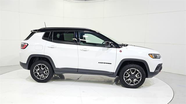 Used 2025 Jeep Compass Trailhawk AWD/4WD image 9