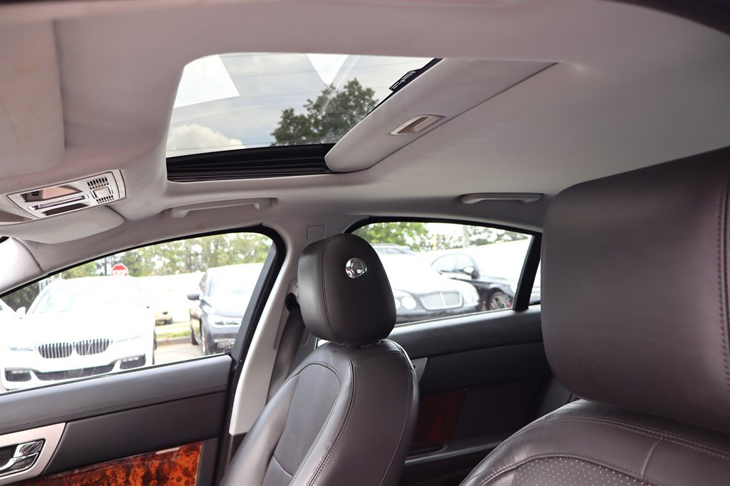 Used 2011 Jaguar XF Premium RWD image 21