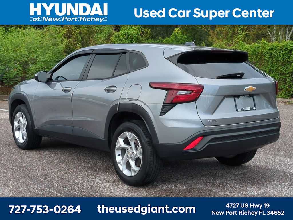 Used 2024 Chevrolet Trax LS w/ LS Convenience Package FWD image 3