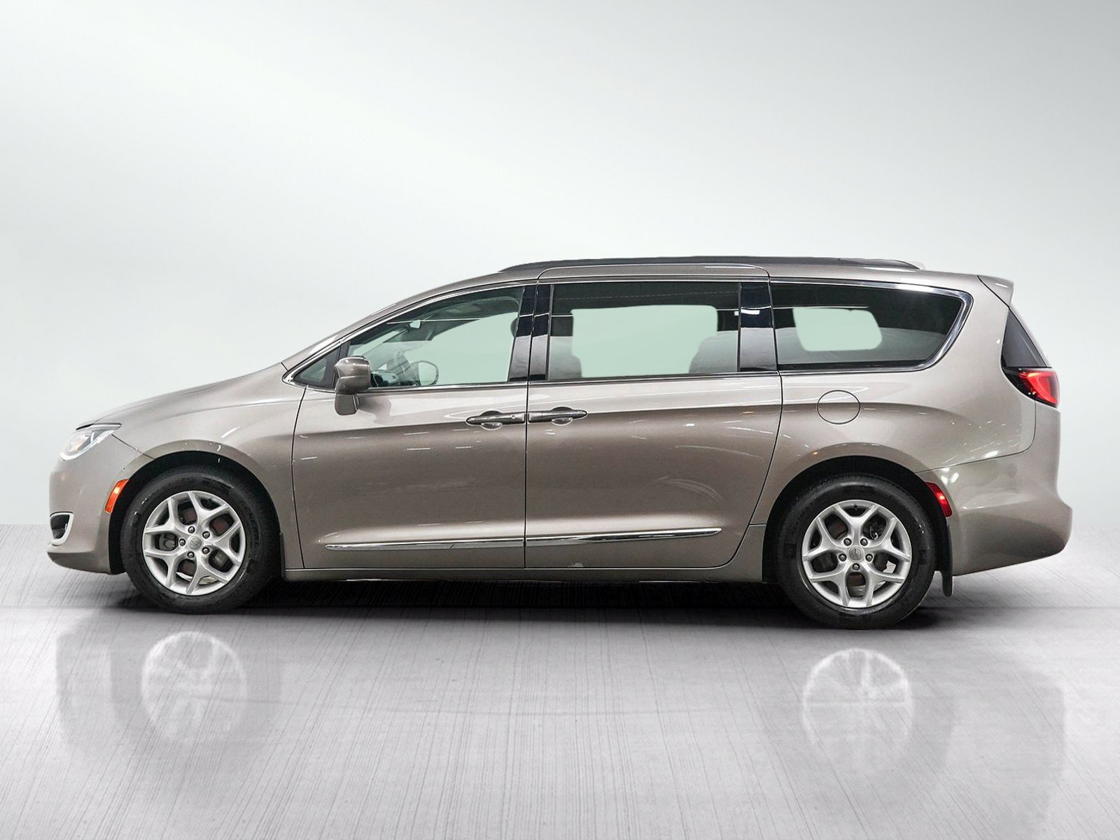 Used 2017 Chrysler Pacifica Touring-L w/ Tire & Wheel Group FWD image 2
