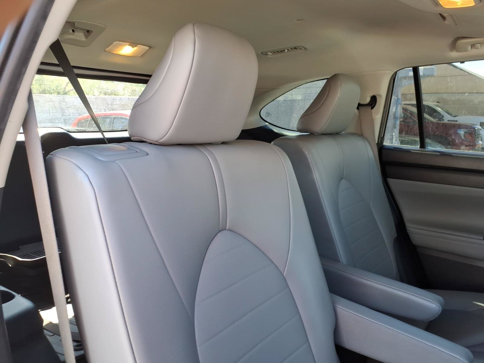 Used 2020 Toyota Highlander XLE FWD image 14