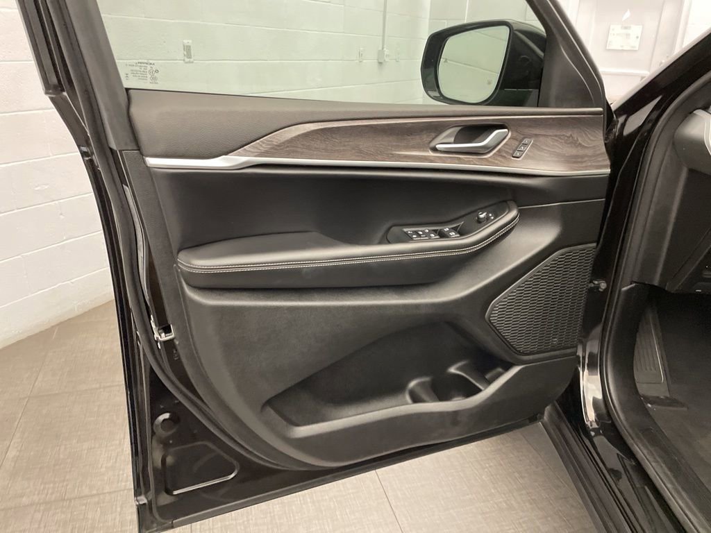 Certified 2024 Jeep Grand Cherokee L Limited w/ Luxury Tech Group II image 23