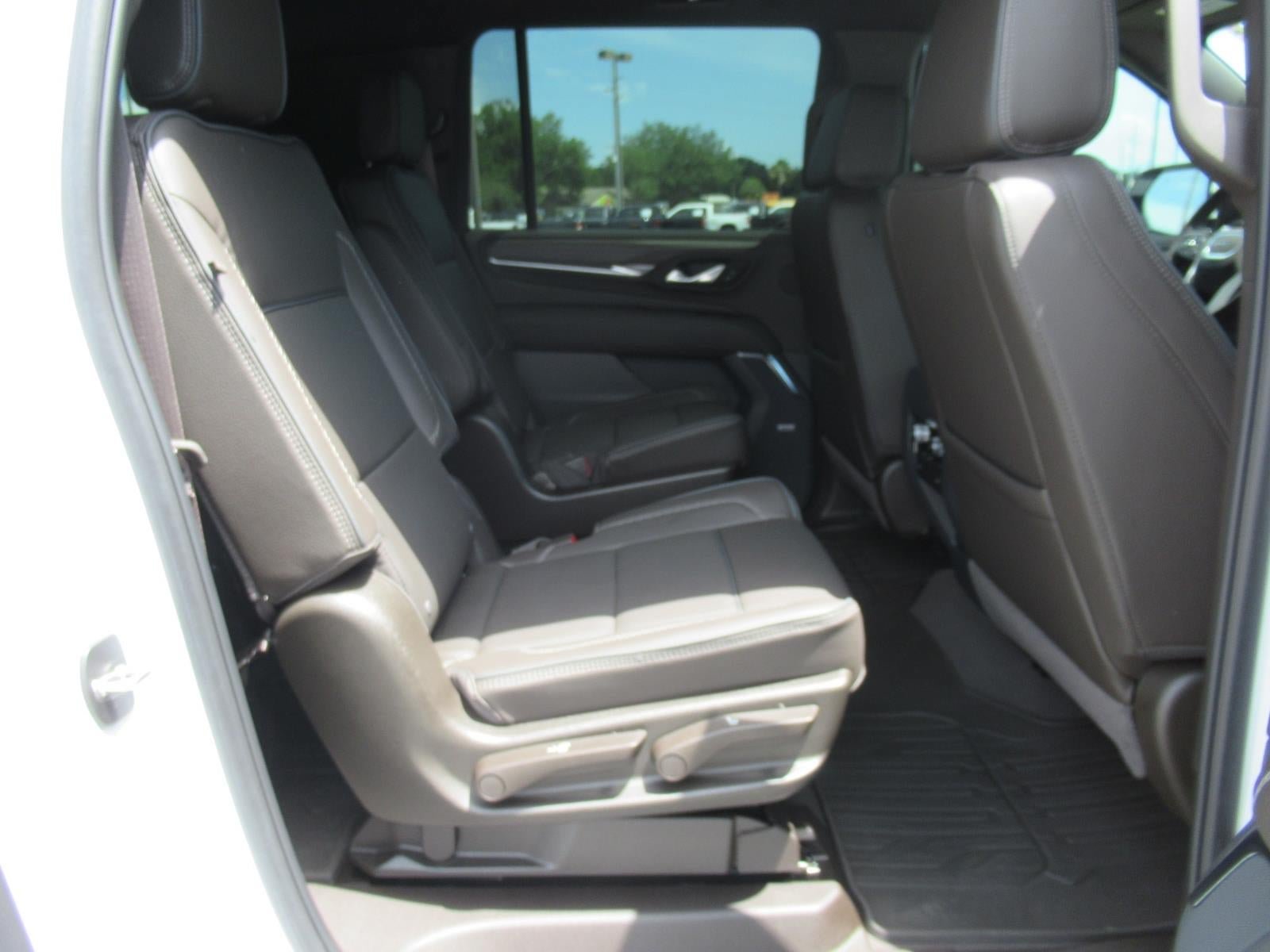 Used 2024 GMC Yukon XL Denali RWD image 32