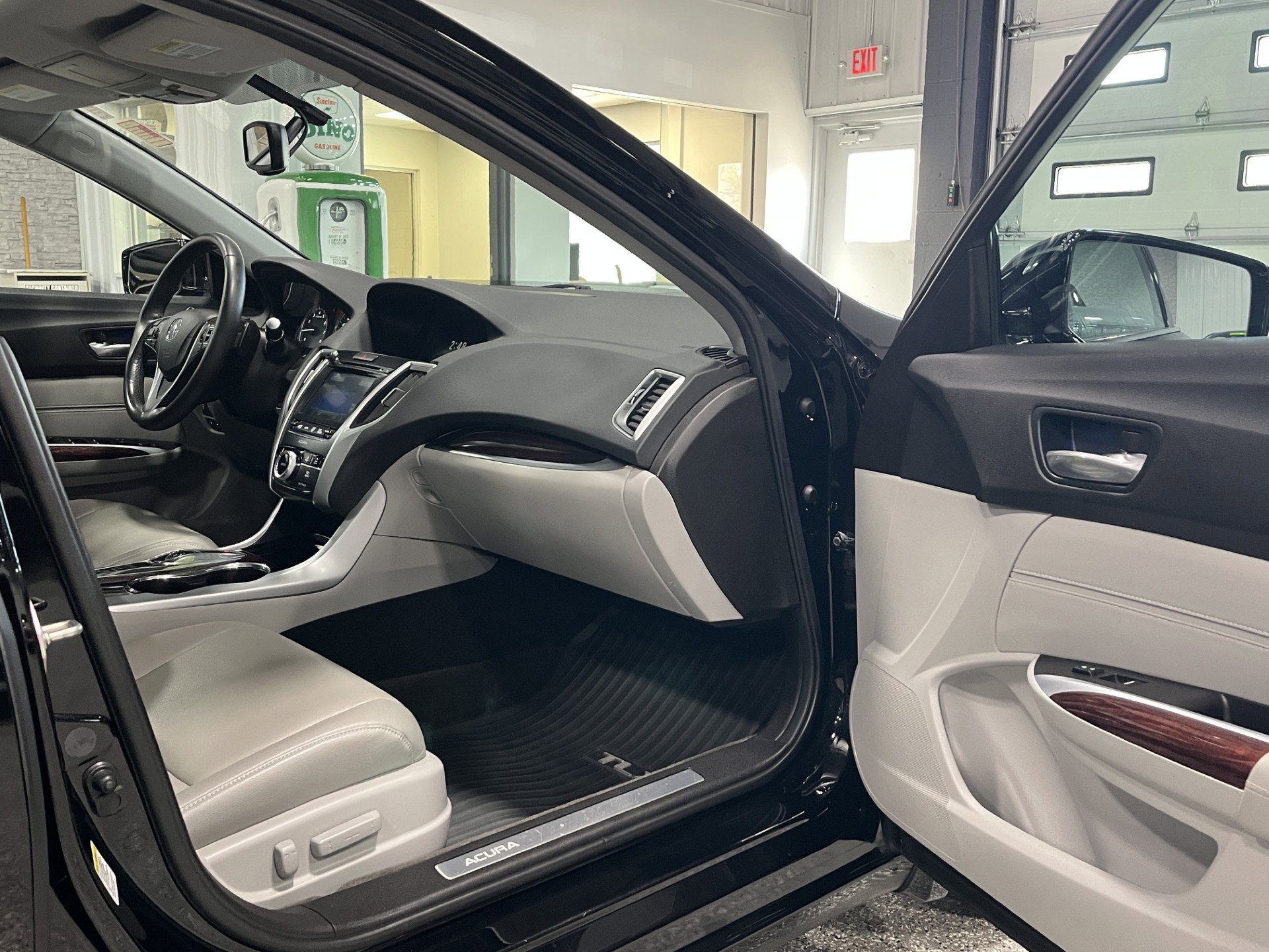 Used 2016 Acura TLX V6 FWD image 6