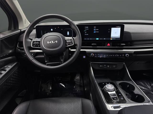 Used 2025 Kia Carnival SX w/ SX Dark Edition Package image 5