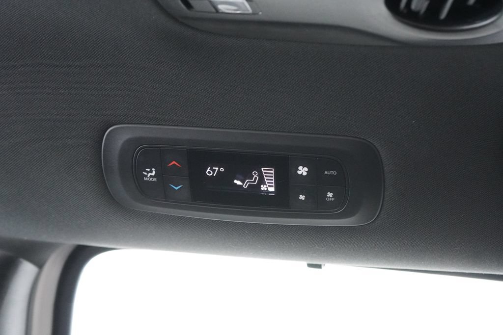 Used 2025 Chrysler Pacifica Select FWD image 11