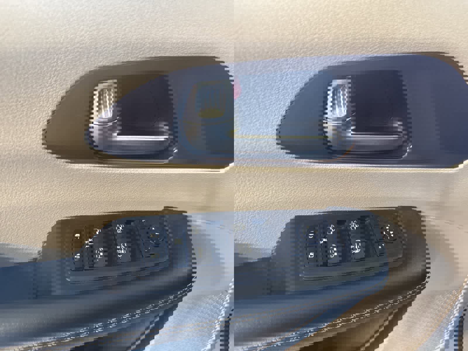 Used 2023 Chrysler Voyager LX image 19