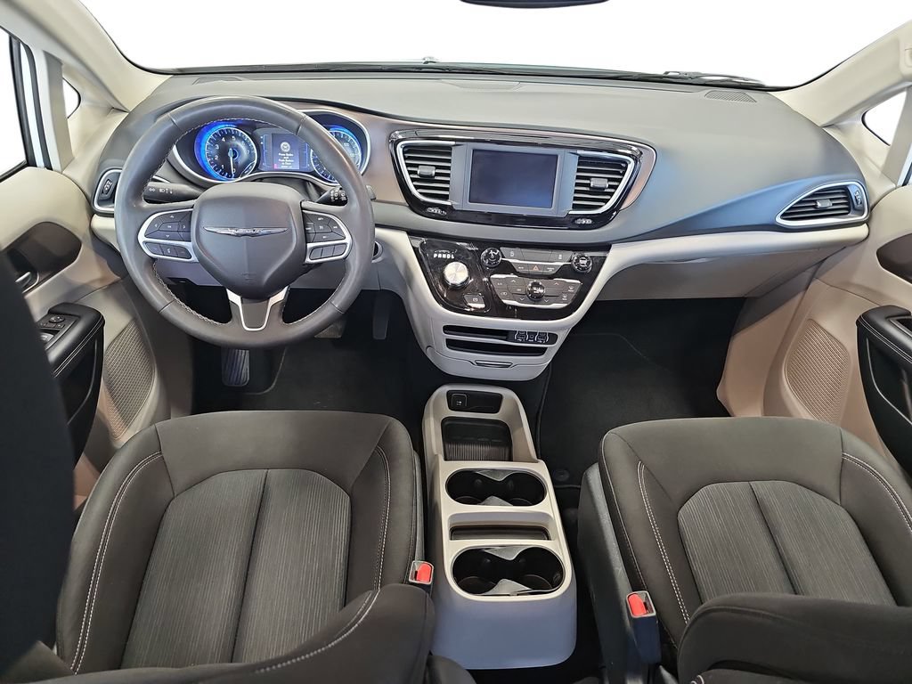 Used 2023 Chrysler Voyager LX FWD image 6