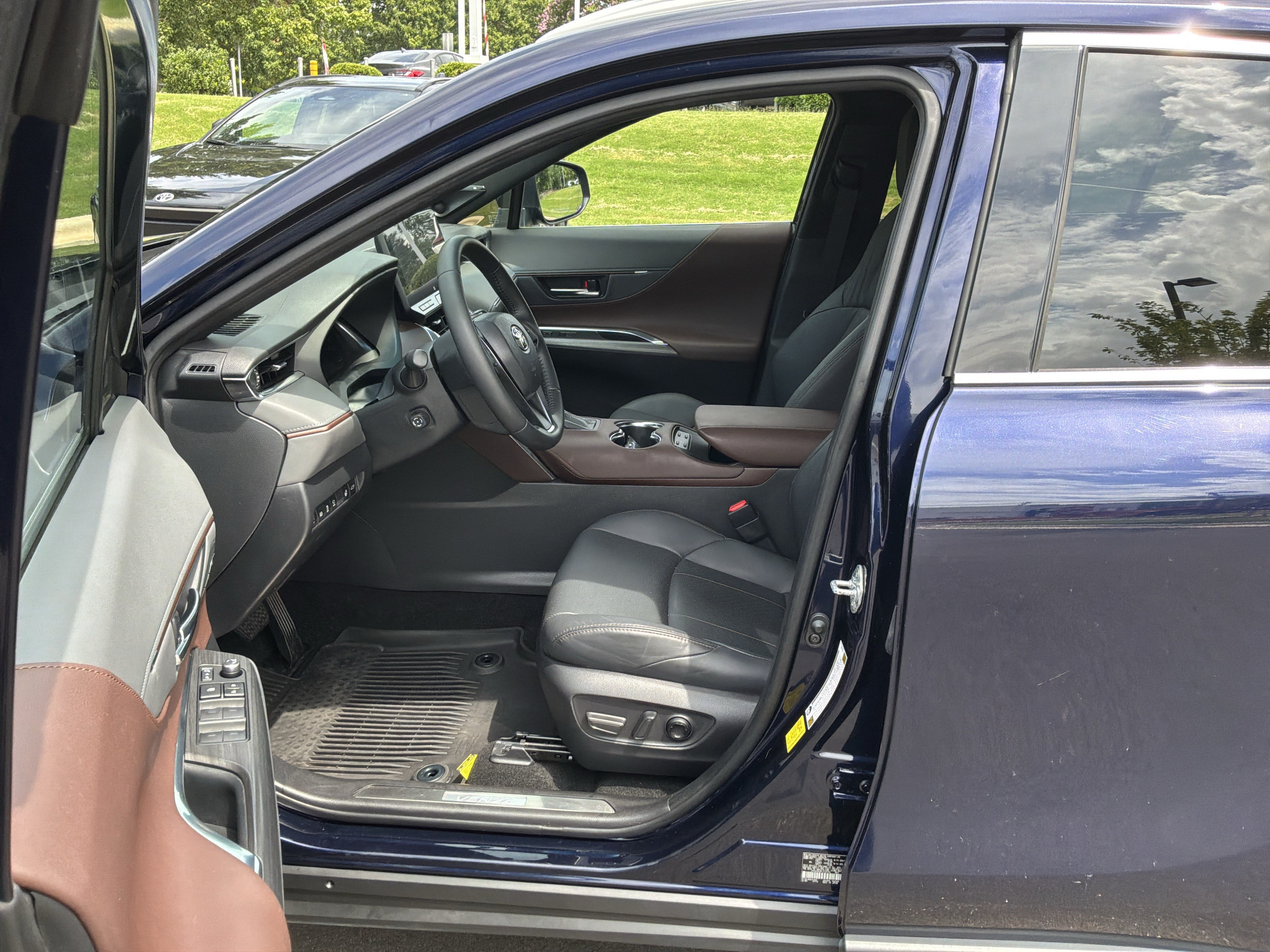 Used 2023 Toyota Venza Limited AWD/4WD image 16
