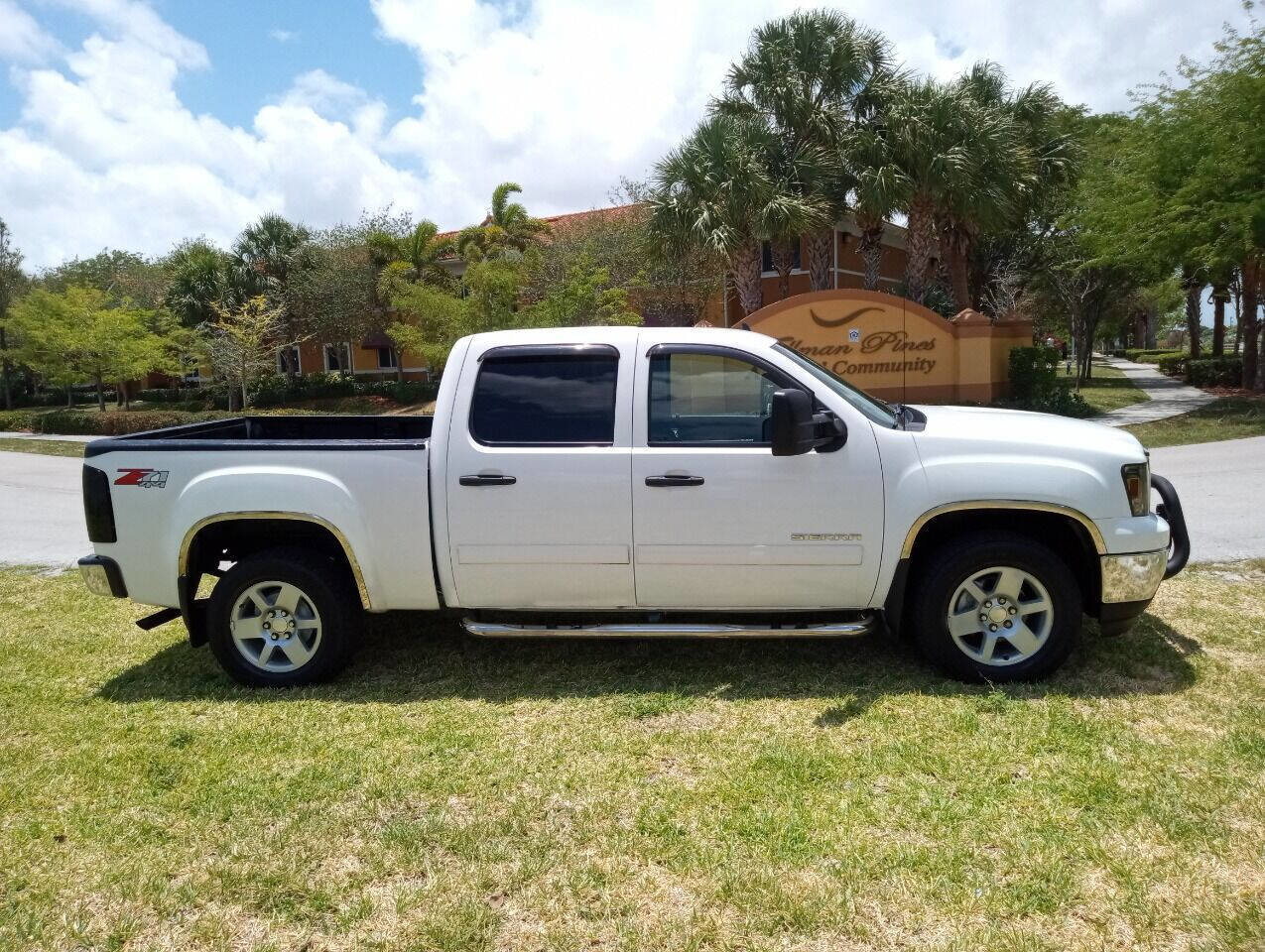 Used 2010 GMC Sierra 1500 SLE w/ Power Pack Plus image 3