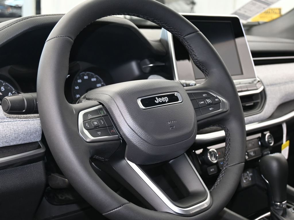 Used 2025 Jeep Compass Latitude image 13