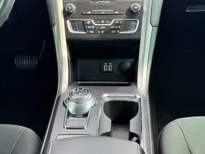 Used 2020 Ford Fusion SE FWD image 14