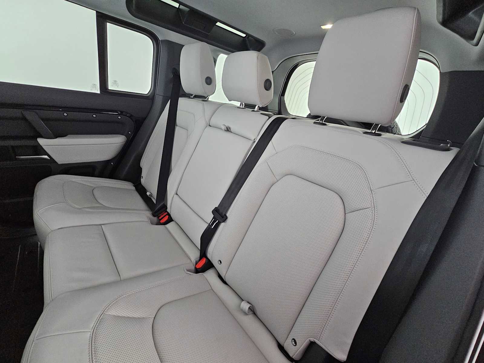 New 2026 Land Rover Defender 110 X-Dynamic SE image 17