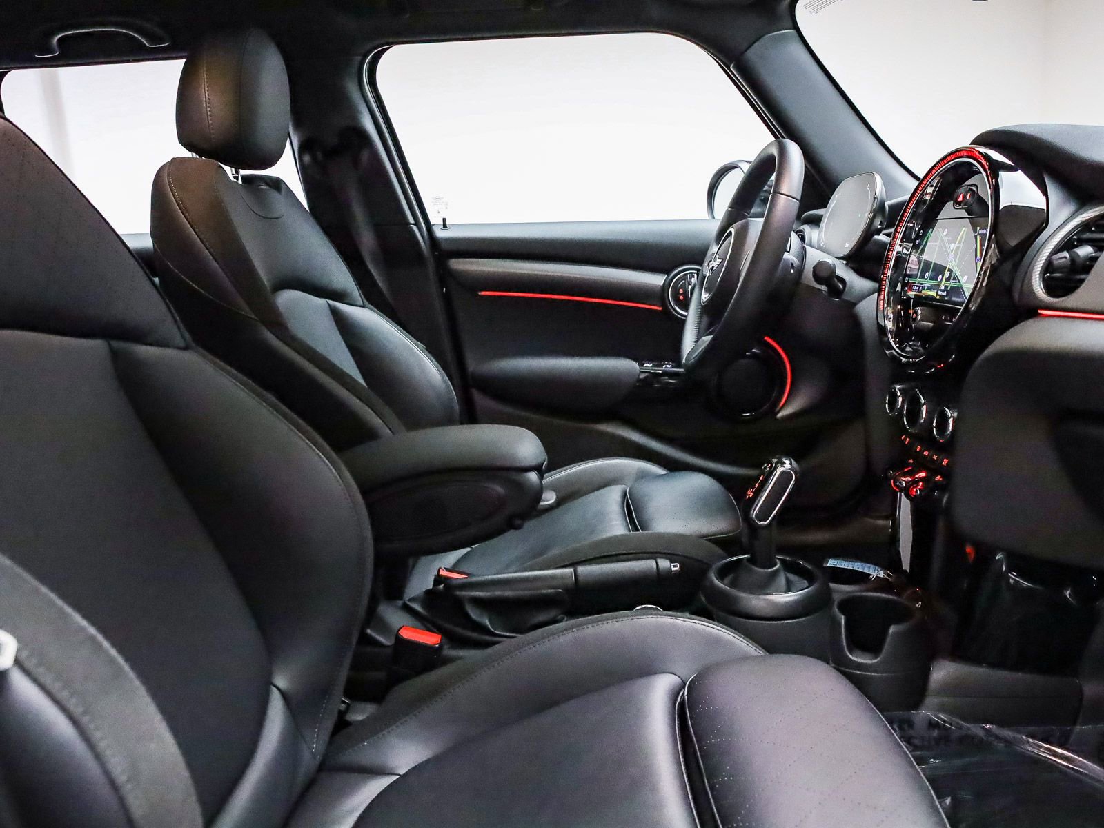 Used 2024 MINI Cooper 4-Door Hardtop w/ Signature Upholstery Package image 18