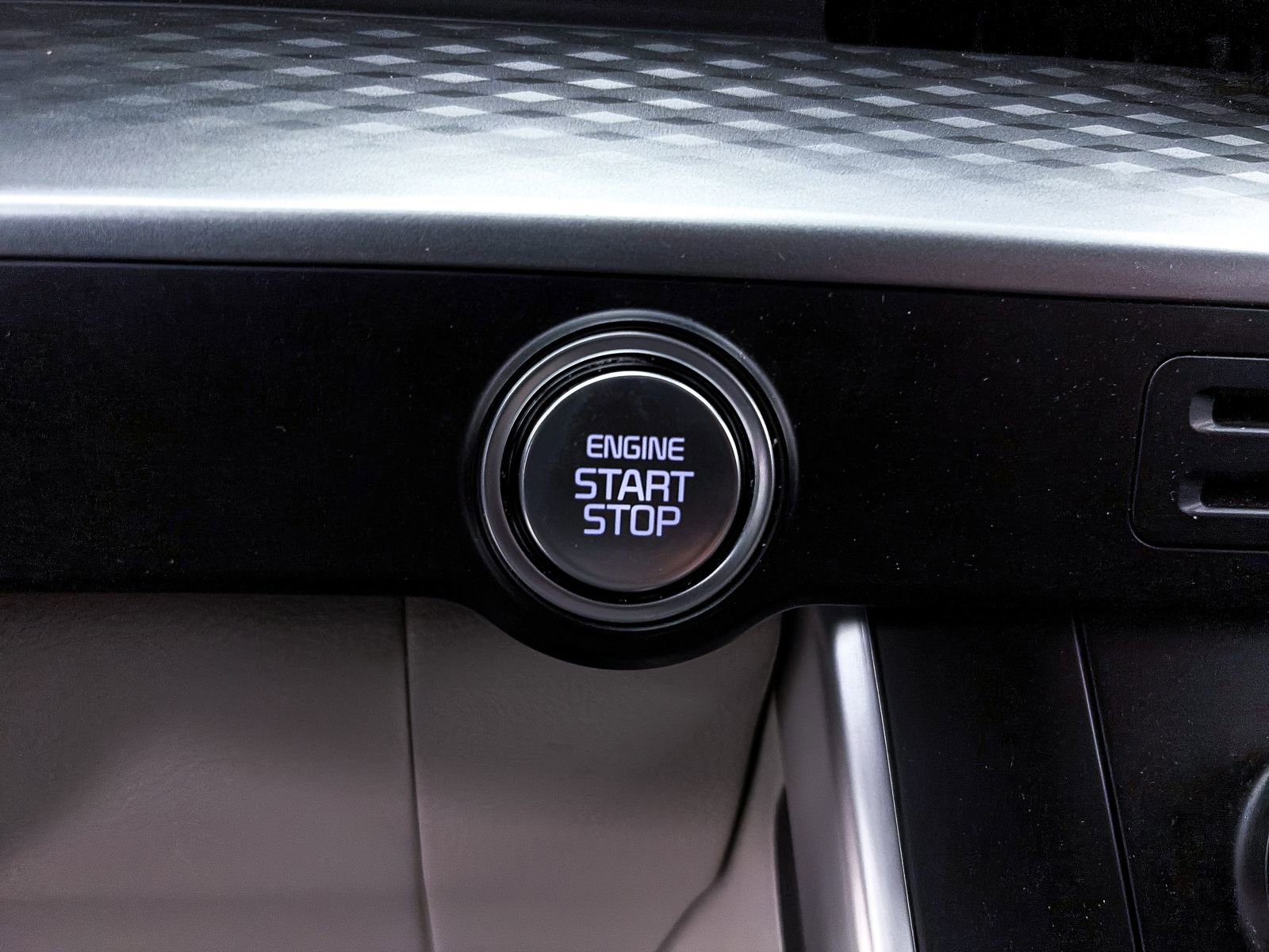 Used 2024 Kia Carnival LX image 23