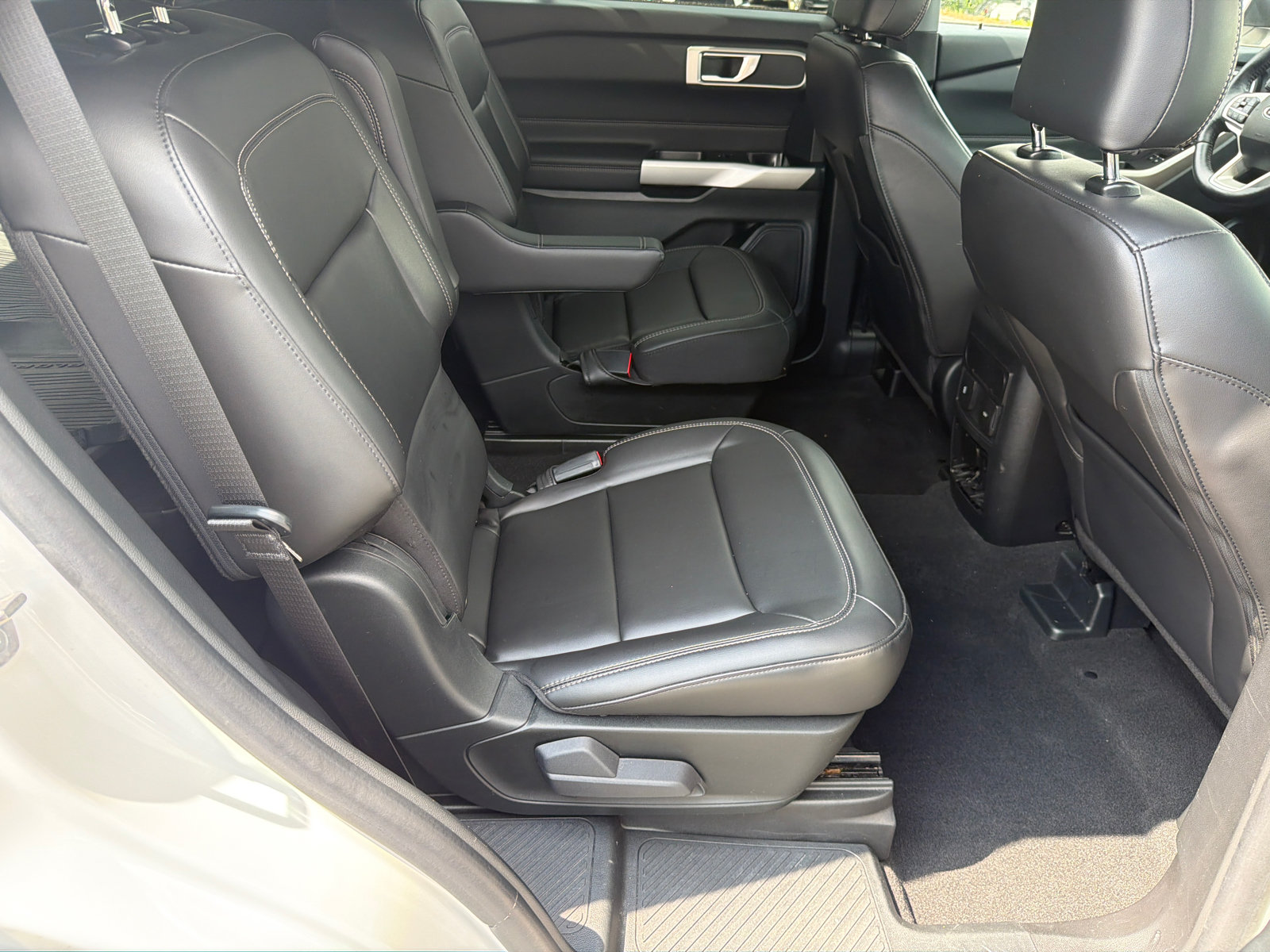 Used 2023 Ford Explorer XLT w/ Equipment Group 202A RWD image 16