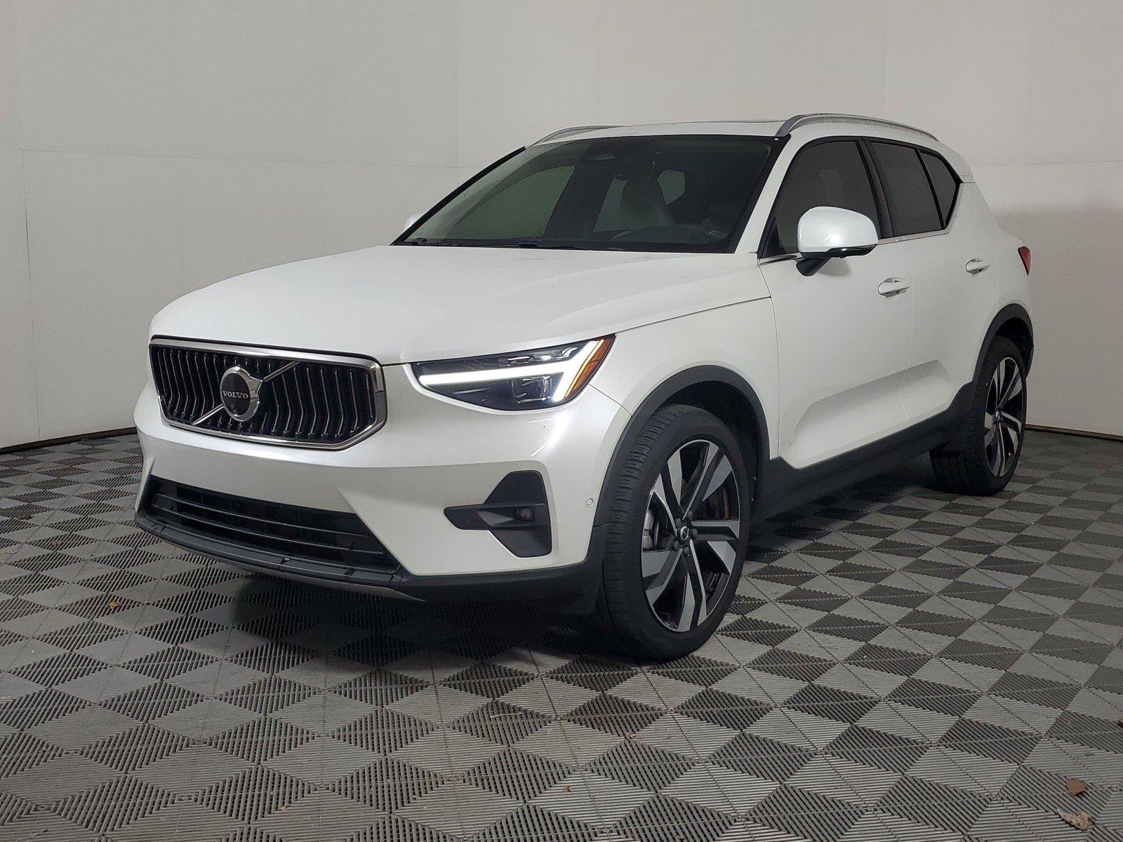 Used 2024 Volvo XC40 B5 Plus w/ Protection Package Premier AWD/4WD image 3