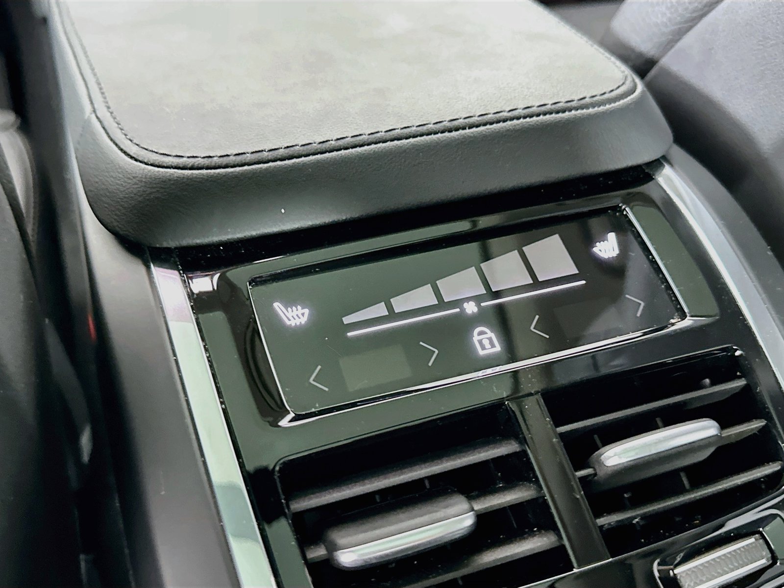 Certified 2025 Volvo XC90 B6 Plus AWD/4WD image 36