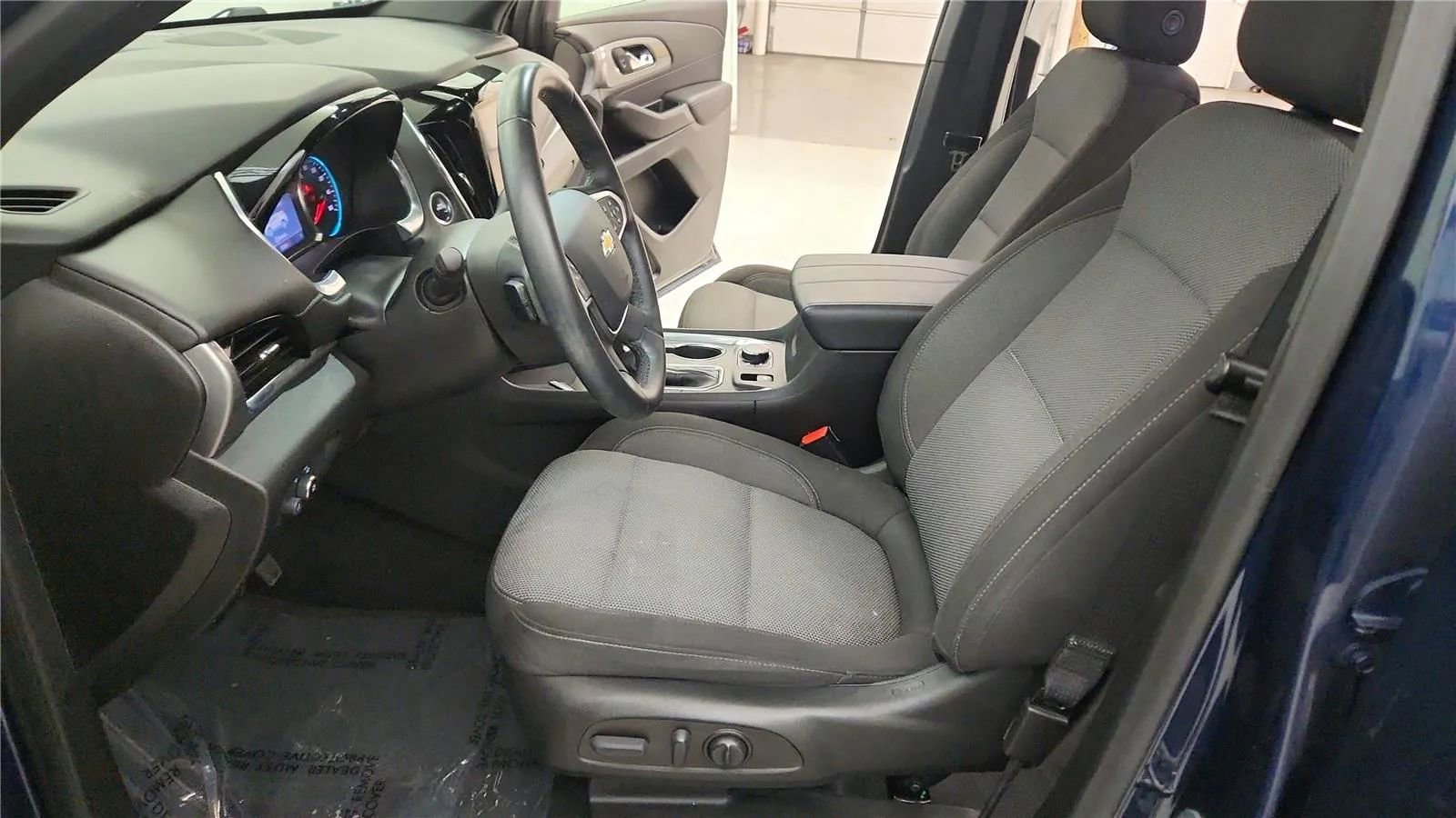 Used 2023 Chevrolet Traverse LT image 23