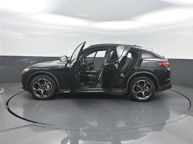 Used 2023 Alfa Romeo Stelvio Ti AWD/4WD image 38