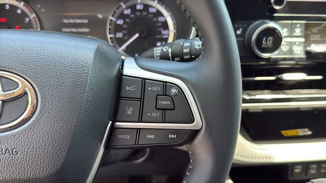 Used 2023 Toyota Highlander XLE FWD image 22