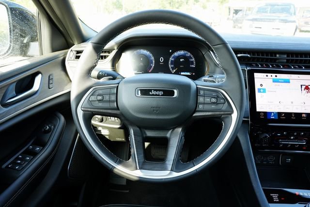 Certified 2025 Jeep Grand Cherokee Limited w/ Luxury Tech Group II image 11