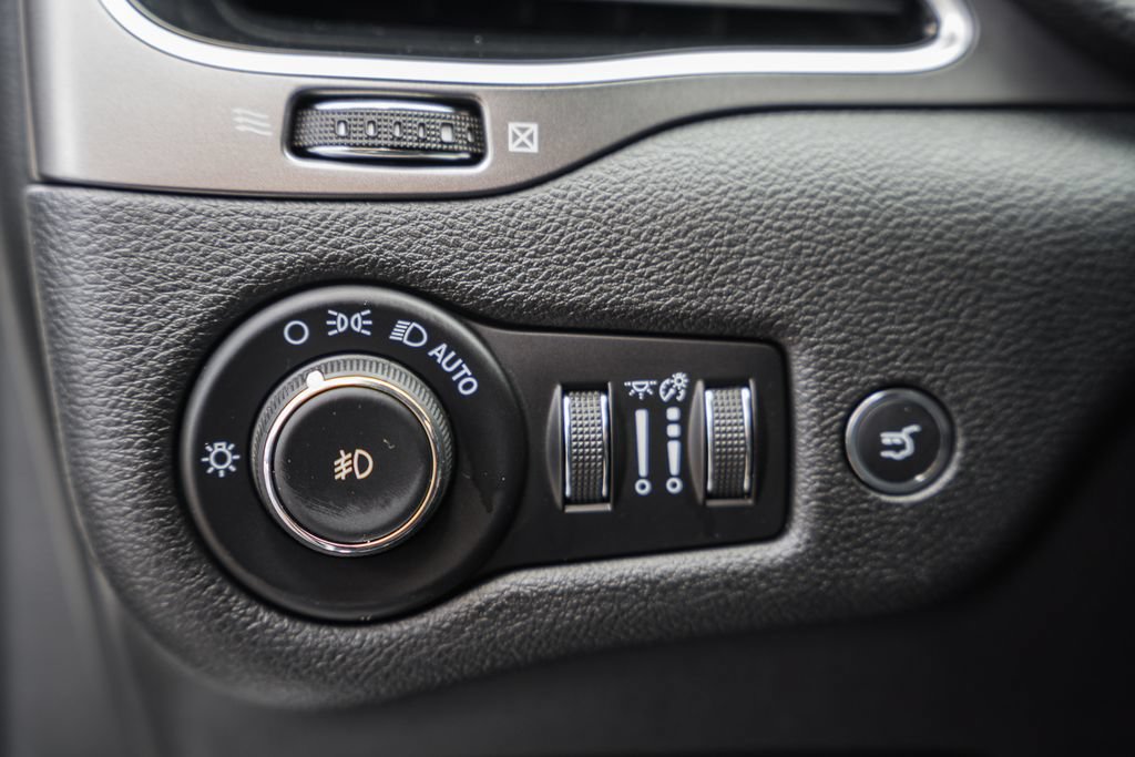 Used 2019 Jeep Cherokee Limited AWD/4WD image 43