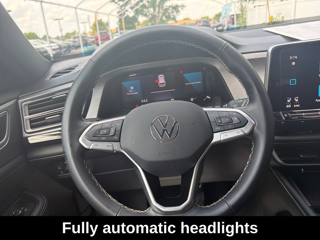 Used 2025 Volkswagen Atlas Cross Sport SE w/ Panoramic Sunroof Package FWD image 18