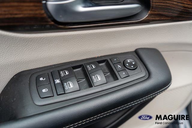 Used 2021 Chrysler Pacifica Limited w/ Uconnect Theater Family Group image 23