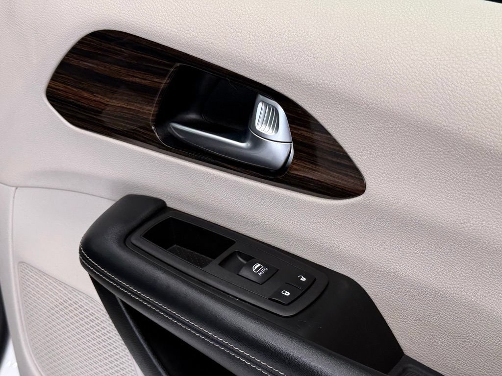 Used 2023 Chrysler Pacifica Limited FWD image 27