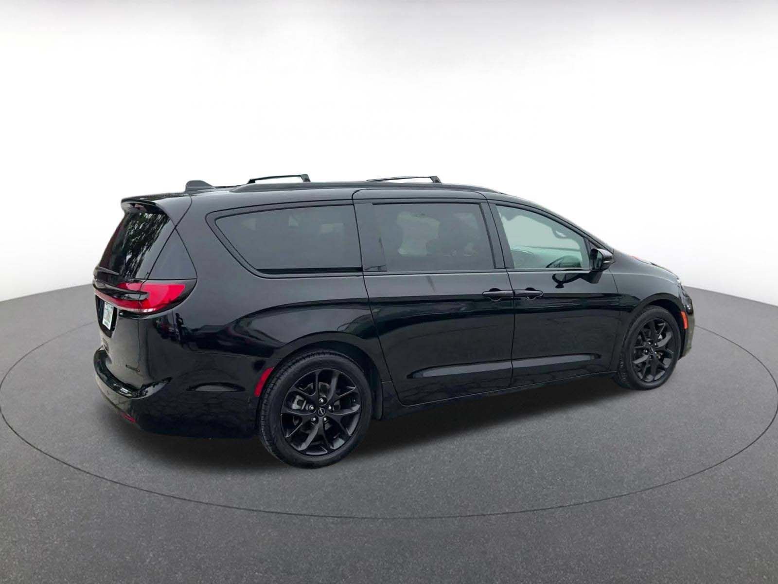 Used 2025 Chrysler Pacifica Limited FWD image 12