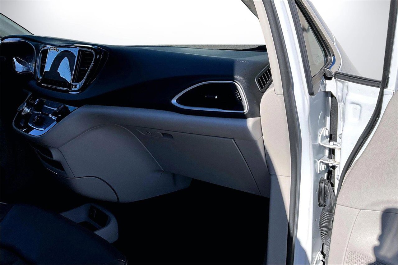 Certified 2024 Chrysler Pacifica Touring-L image 19