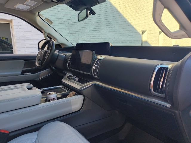 Certified 2025 Ford Expedition Platinum w/ Platinum Ultimate Package AWD/4WD image 41