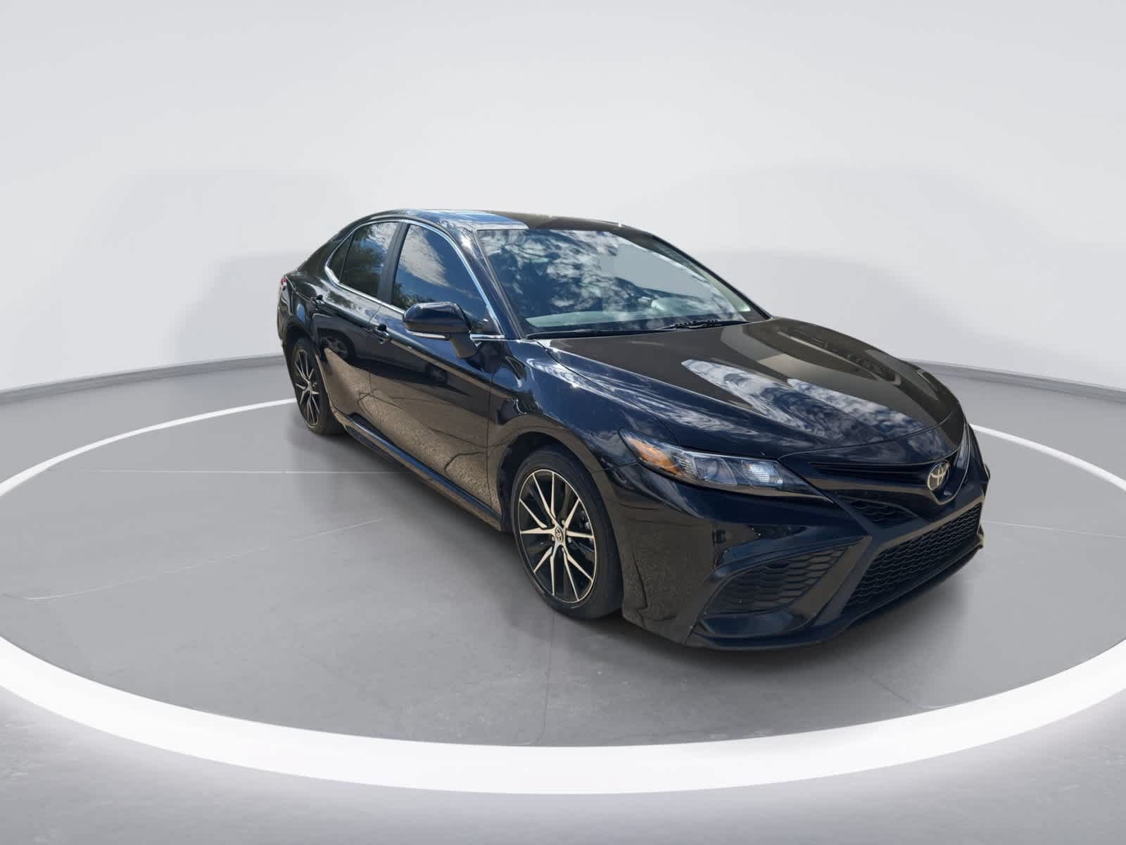 Used 2024 Toyota Camry SE FWD image 2