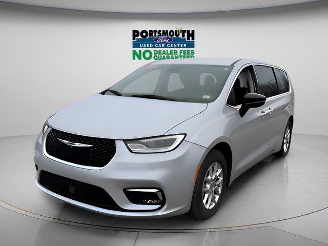 Used 2024 Chrysler Pacifica Touring-L image 16