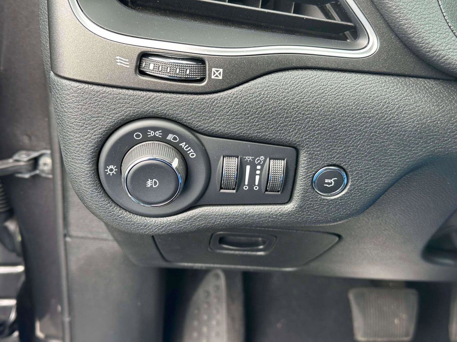 Used 2023 Jeep Cherokee Trailhawk image 19