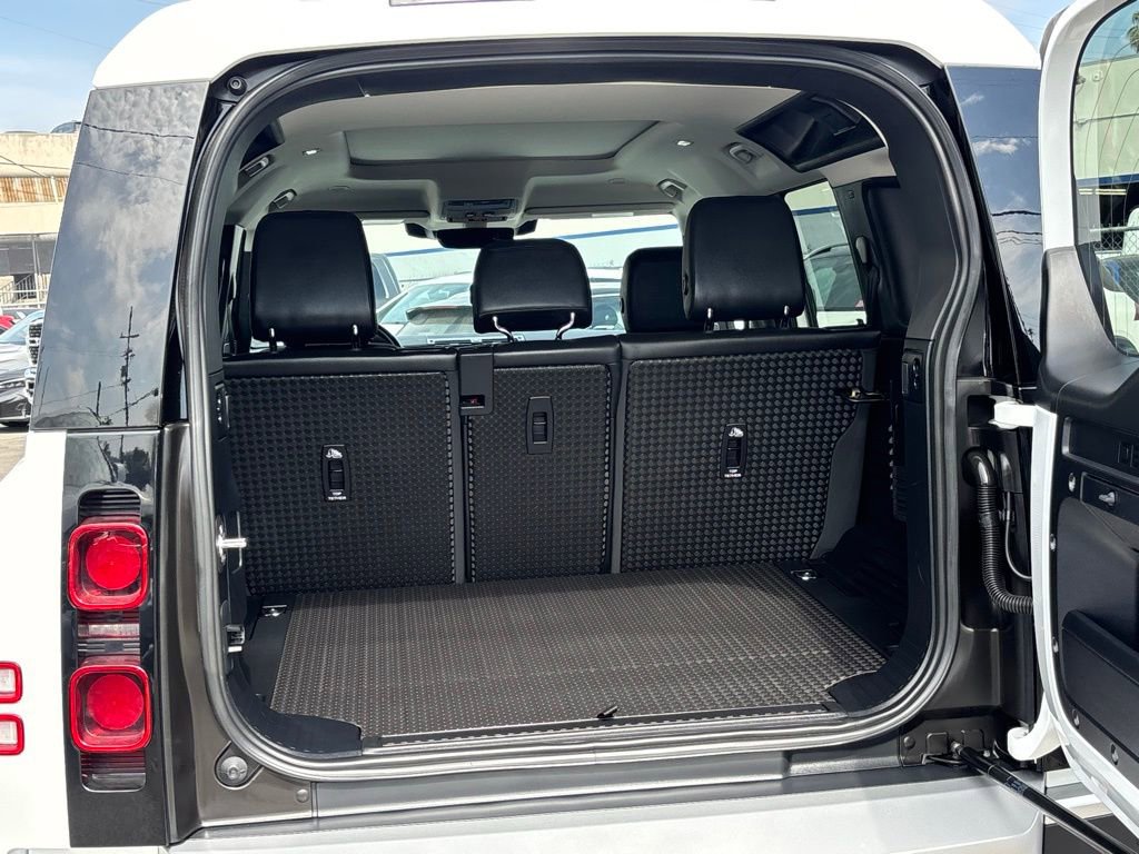 Used 2023 Land Rover Defender 110 SE image 28