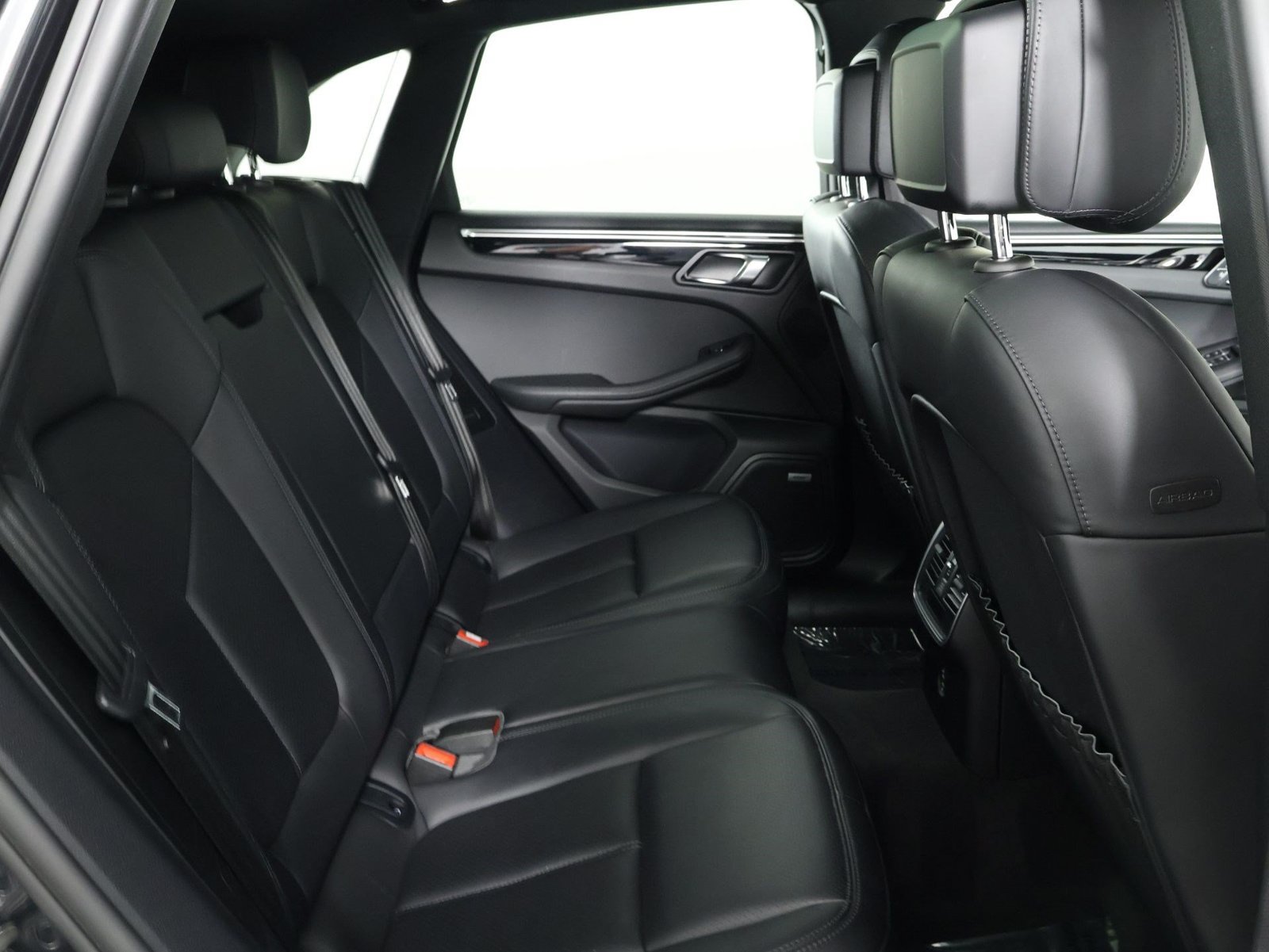 Certified 2021 Porsche Macan AWD/4WD image 32